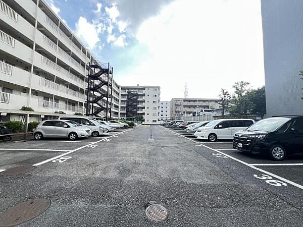 駐車場ももちろん完備しておりますのでお車所有の方にも心強いです。
