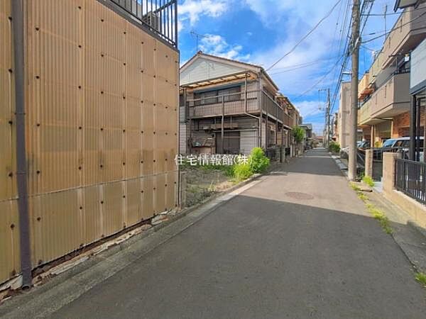 前面道路を含めた現地写真です。