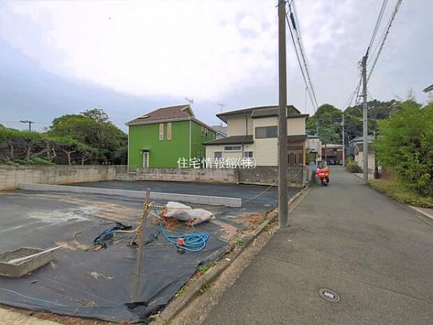 前面道路を含めた現地写真です。