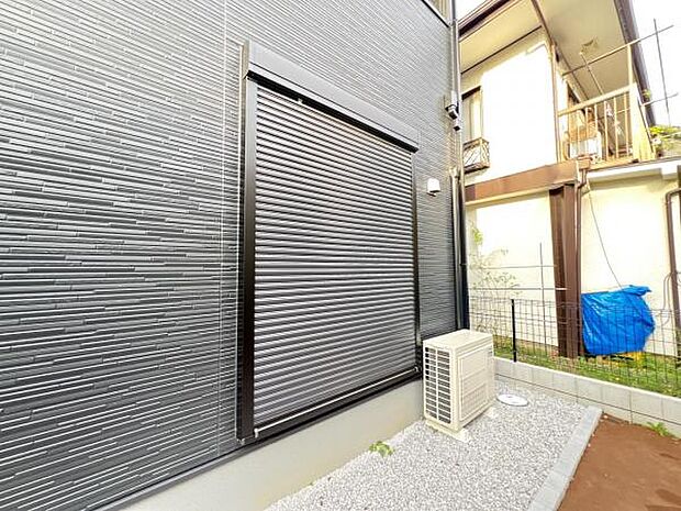 シャッター付きの戸建てになっております。