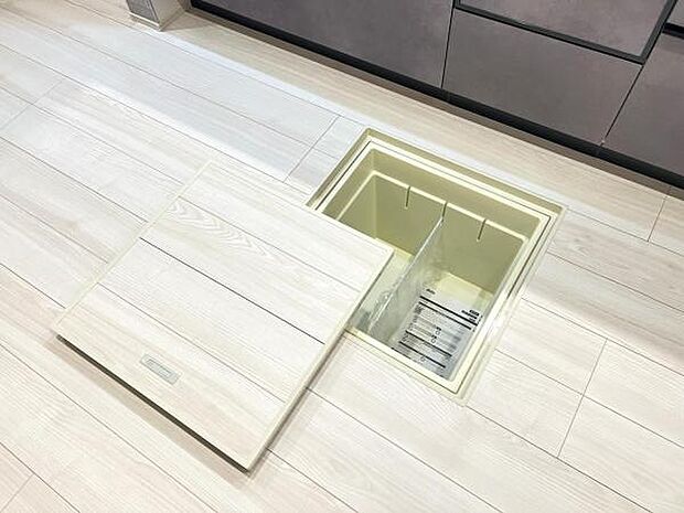 床下収納が御座います。
