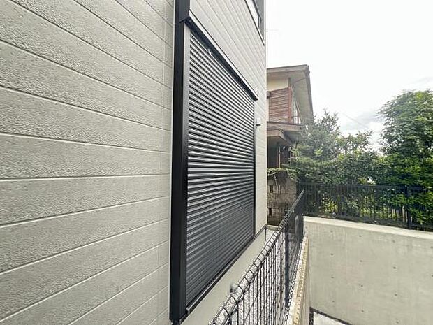 雨戸シャッター付きで、防災・防犯に心強いですね。