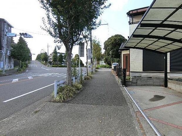 前面道路は歩道があり、小さなお子様がいらっしゃるご家族にも心強い立地です。