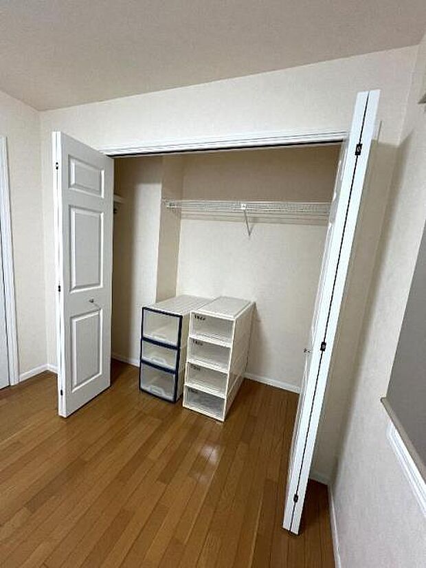 いつでもお部屋をスッキリお使い頂ける収納スペースを設置。