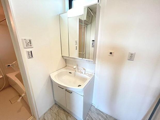 洗面化粧台です。朝の身支度から1日が始まります。