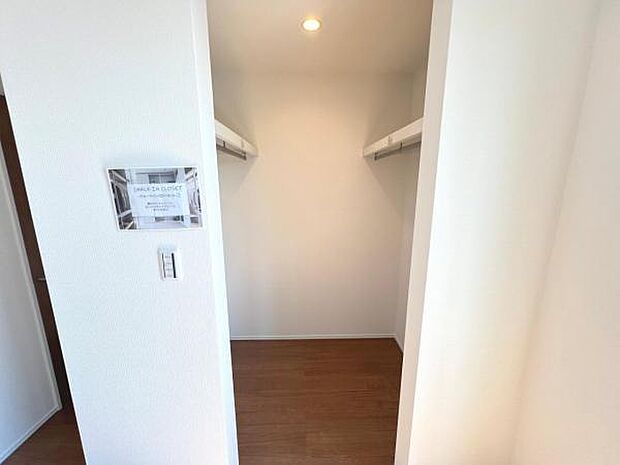 ウォークインクローゼットがあり収納スペースも豊富。季節物もスッキリ片付きそうです。