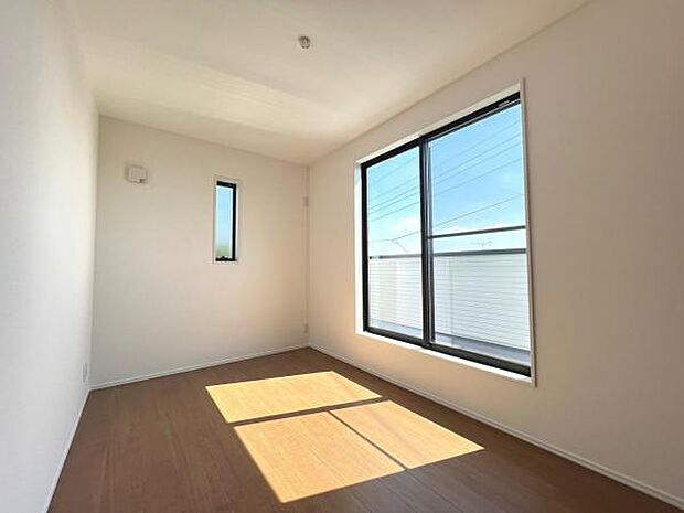 洋室は、風通しが良く明るく快適な空間です。ゆったりと読書など、趣味にも没頭できプライベート時間もお寛ぎ頂けそうです。