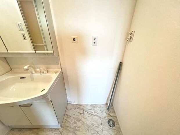 ランドリースペースです。身支度を整えながら洗濯機の操作を行えます。