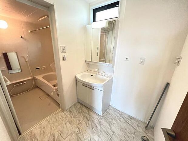 脱衣所は小さなお子様がいるご家庭にも重宝されます。