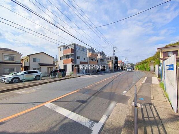 前面道路を含めた現地写真です。
