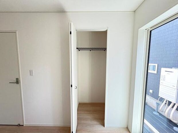 いつでもお部屋をスッキリお使い頂ける収納スペースを設置。