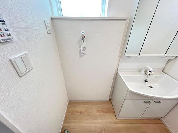 独立洗面台の横にはランドリースペースがございます。