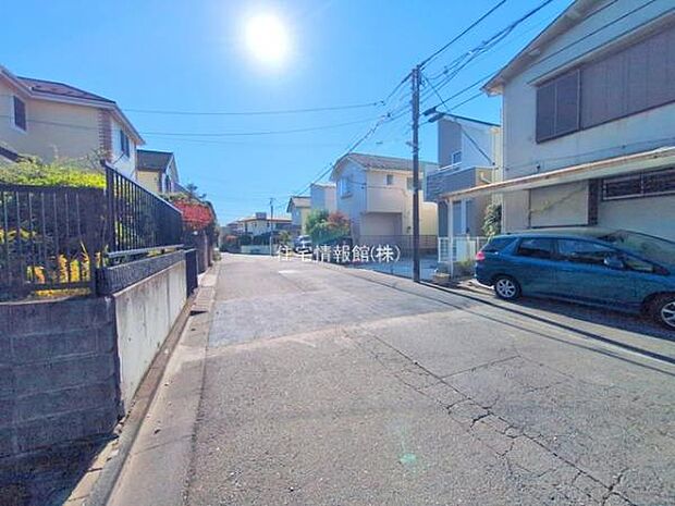 前面道路を含めた現地写真です。