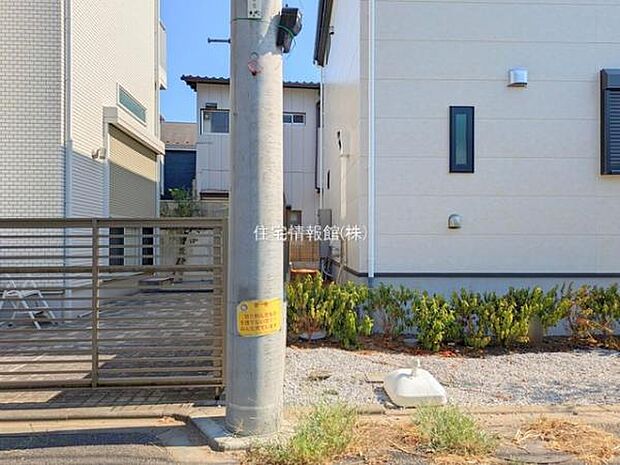 前面道路を含めた現地写真です。