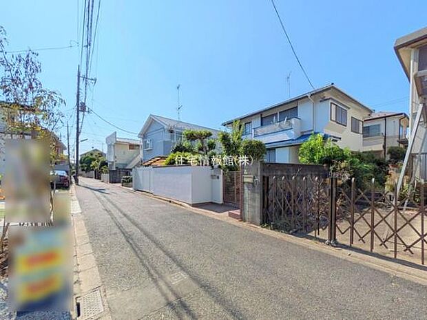 前面道路を含めた現地写真です。