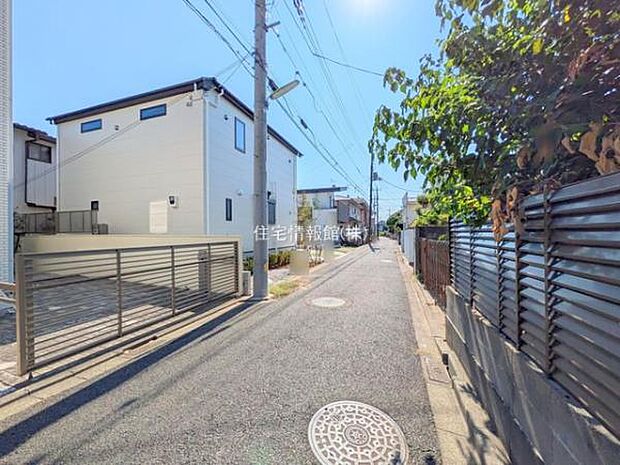 前面道路を含めた現地写真です。