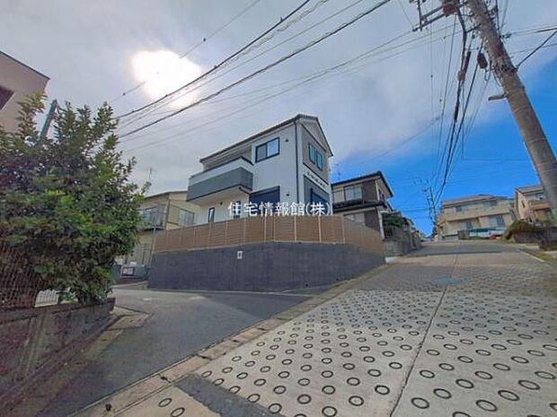 前面道路を含めた現地写真です。