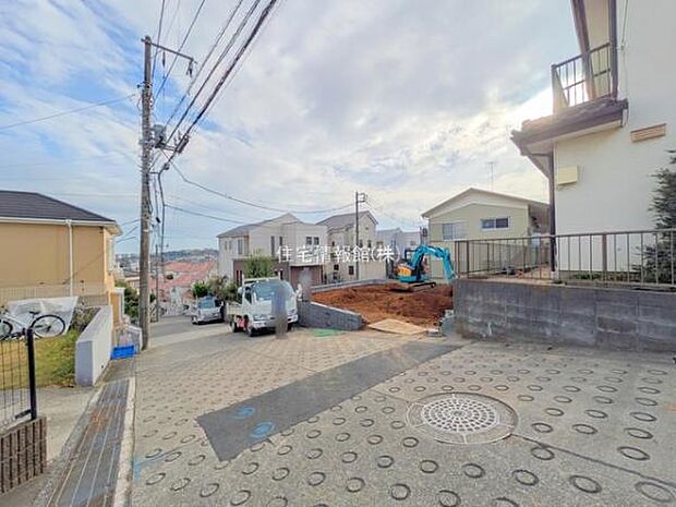 前面道路を含めた現地写真です。