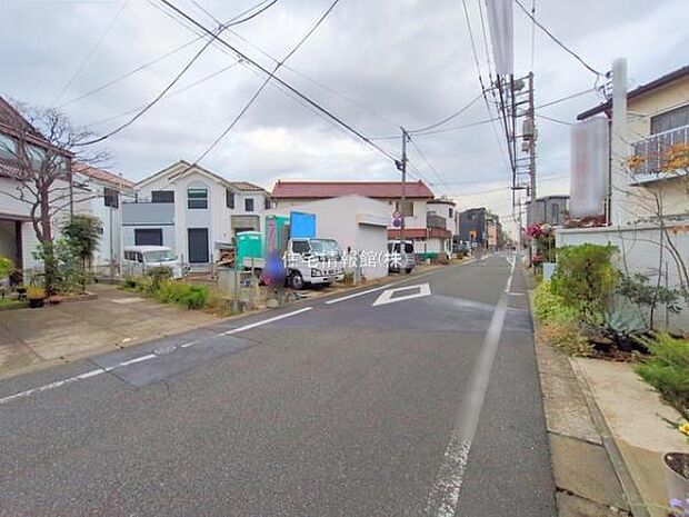 前面道路を含めた現地写真です。