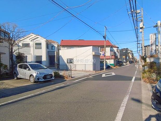 前面道路を含めた現地写真です。