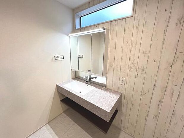 洗面化粧台です。朝の身支度から1日が始まります。