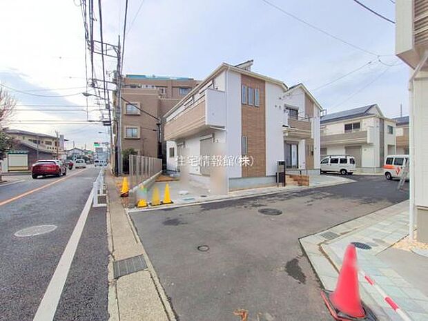 前面道路を含めた現地写真です。