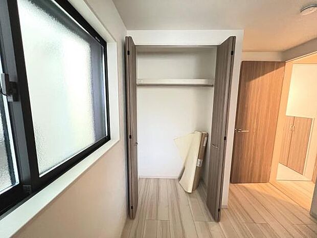 いつでもお部屋をスッキリお使い頂ける収納スペースを設置。