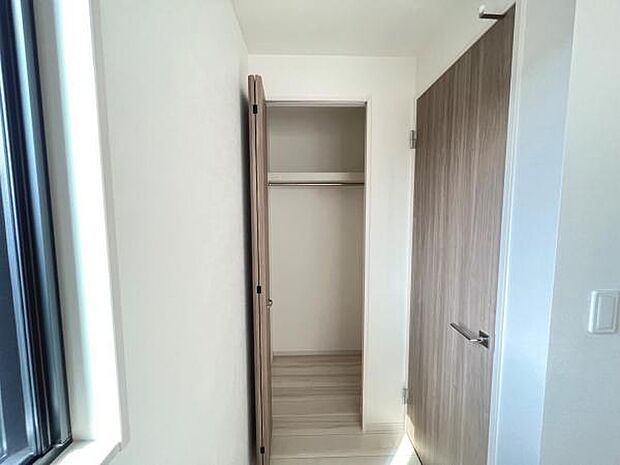 各居室に収納がございます。