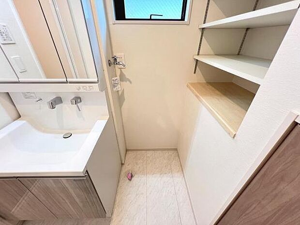 独立洗面台の横にはランドリースペースがございます。