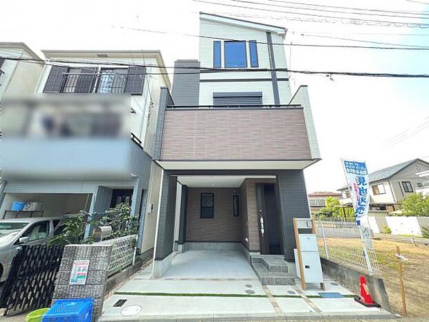 木造3階建ての建物です。