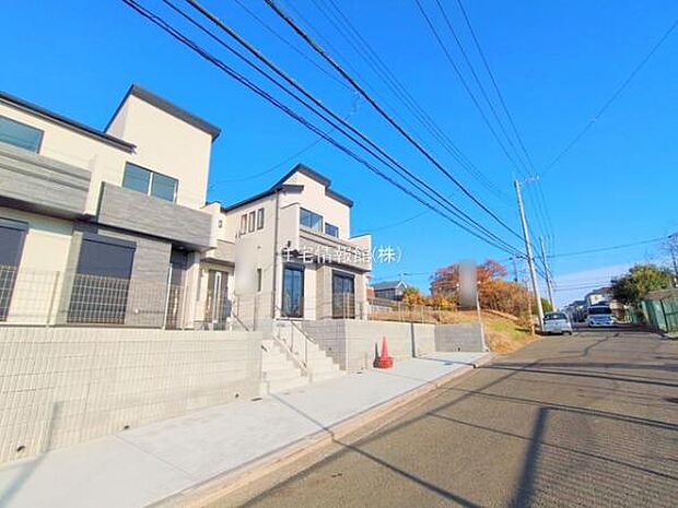 前面道路を含めた現地写真です。