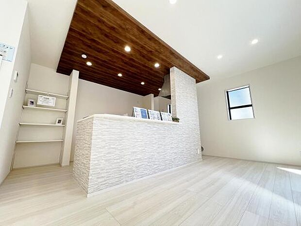 お食事中もキッチンと会話が楽しめるダイニングスペース。