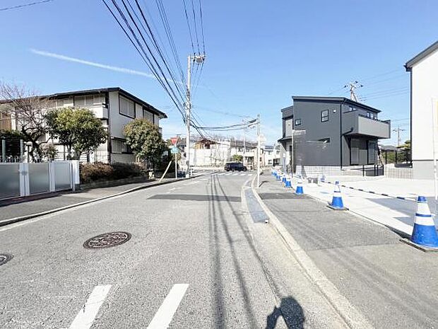 前面道路を含めた現地写真です。