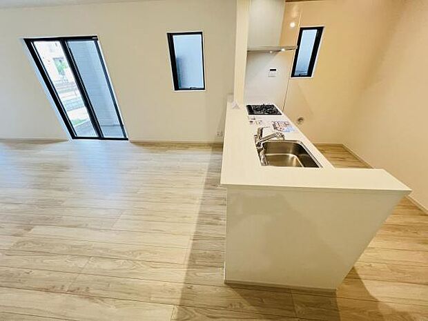 カウンターキッチン越しに会話も楽しめるダイニングキッチン。