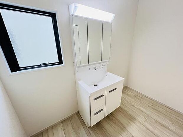 洗面化粧台です。朝の身支度から1日が始まります。