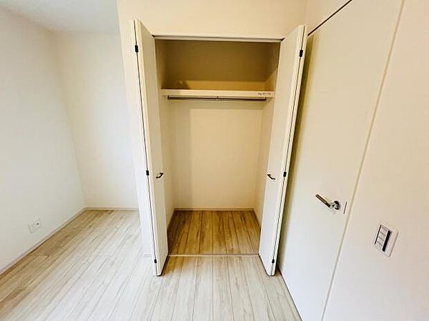 いつでもお部屋をスッキリお使い頂ける収納スペースを設置。