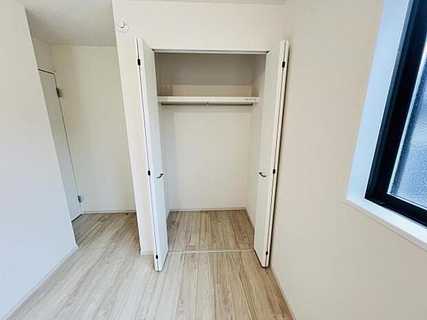 中の物を確認しやすく、取り出しやすい収納スペース。お部屋を広々とお使いいただけます。