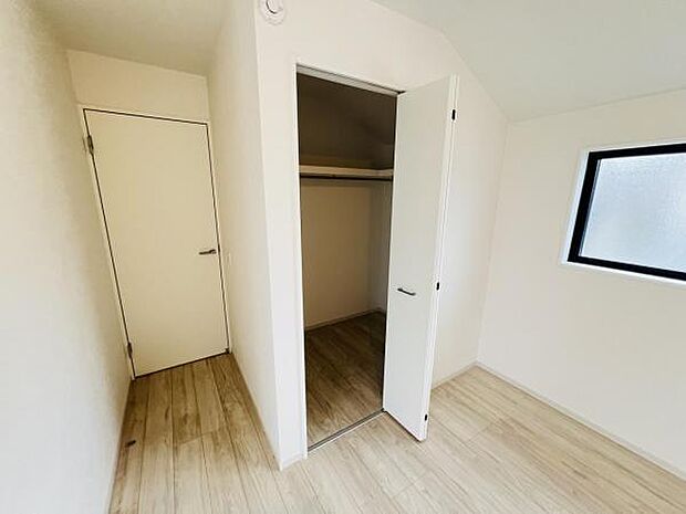 ウォークインクローゼットがあり収納スペースも豊富。季節物もスッキリ片付きそうです。