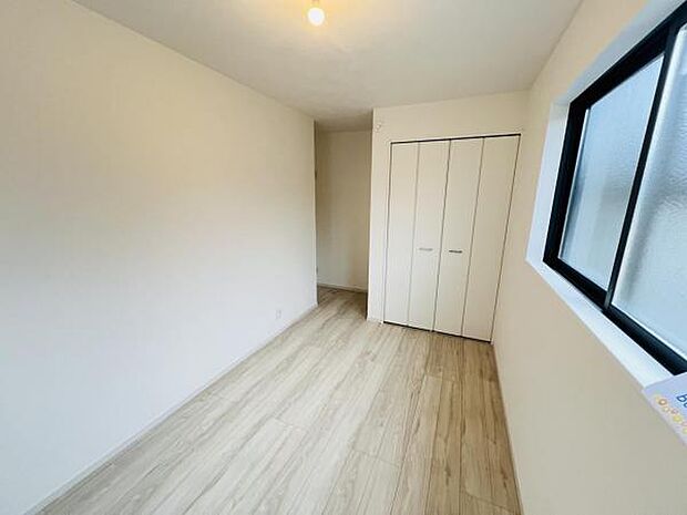 木の温もりが優しいフローリングの収納スペース付き洋室です。