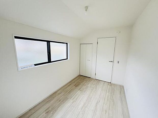 洋室は、風通しが良く明るく快適な空間です。ゆったりと読書など、趣味にも没頭できプライベート時間もお寛ぎ頂けそうです。