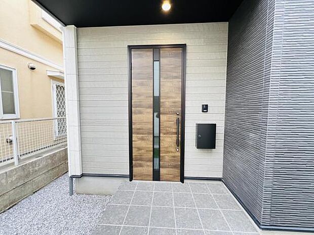 綺麗で明るい玄関でお客様をお迎えいただけます。