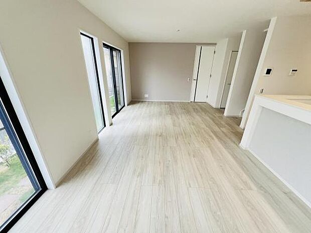 明るい日差しが入る風通しの良いリビングです。