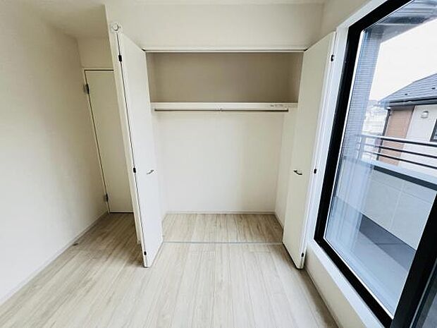 収納が備わっており、子供部屋や在宅ワークスペース等にもおすすめです。