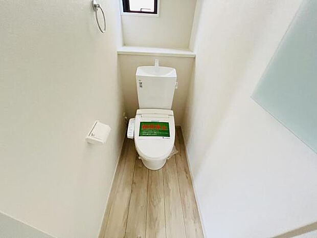 シャワー洗浄機能付のトイレは、清潔感が印象的な空間ですね。