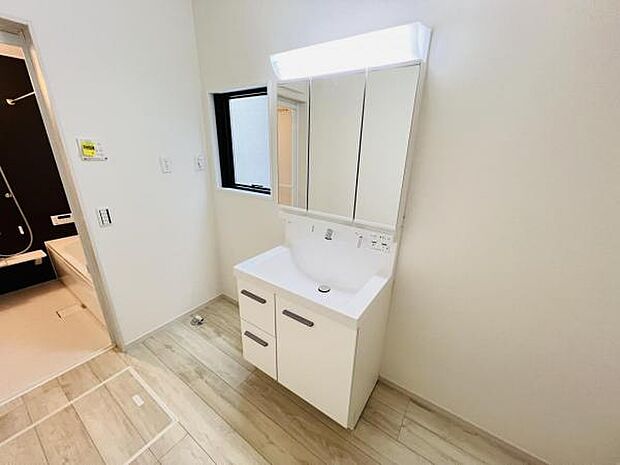 洗面化粧台です。朝の身支度から1日が始まります。