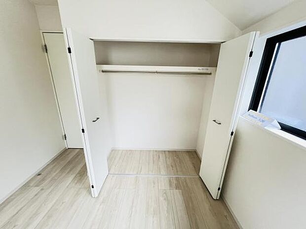 いつでもお部屋をスッキリお使い頂ける収納スペースを設置。