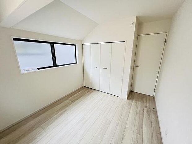 洋室は、風通しが良く明るく快適な空間です。ゆったりと読書など、趣味にも没頭できプライベート時間もお寛ぎ頂けそうです。