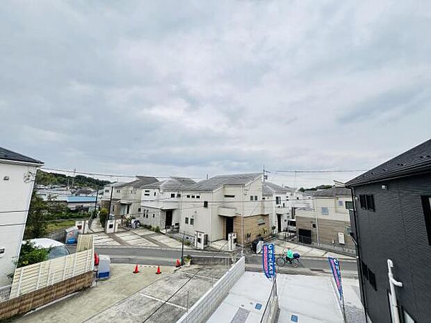 バルコニーからの眺望です。明るい陽射しを浴びながらゆったりと過ごすのも良いですね。