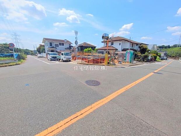 前面道路を含めた現地写真です。