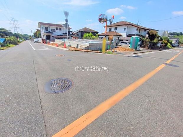前面道路を含めた現地写真です。